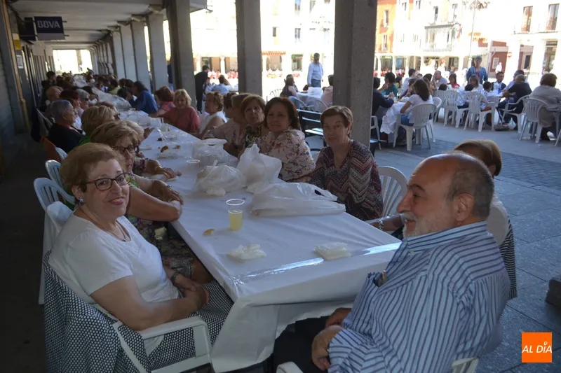 Foto 5 - M&aacute;s de mil raciones de paella festiva en honor a San Miguel