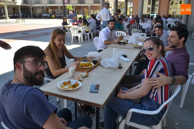 Foto 4 - M&aacute;s de mil raciones de paella festiva en honor a San Miguel