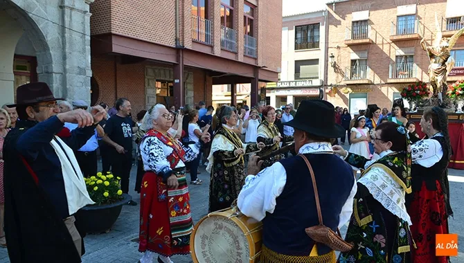 Los bailes tradicionales y numerosos vecinos acompañan al patrón, San Miguel Árcangel, en su procesion por las plazas