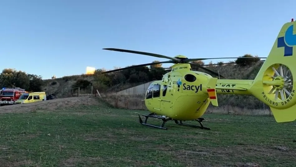 Helicóptero del Sacyl que acudía al lugar del accidente, en el término municipal de Mozárbez