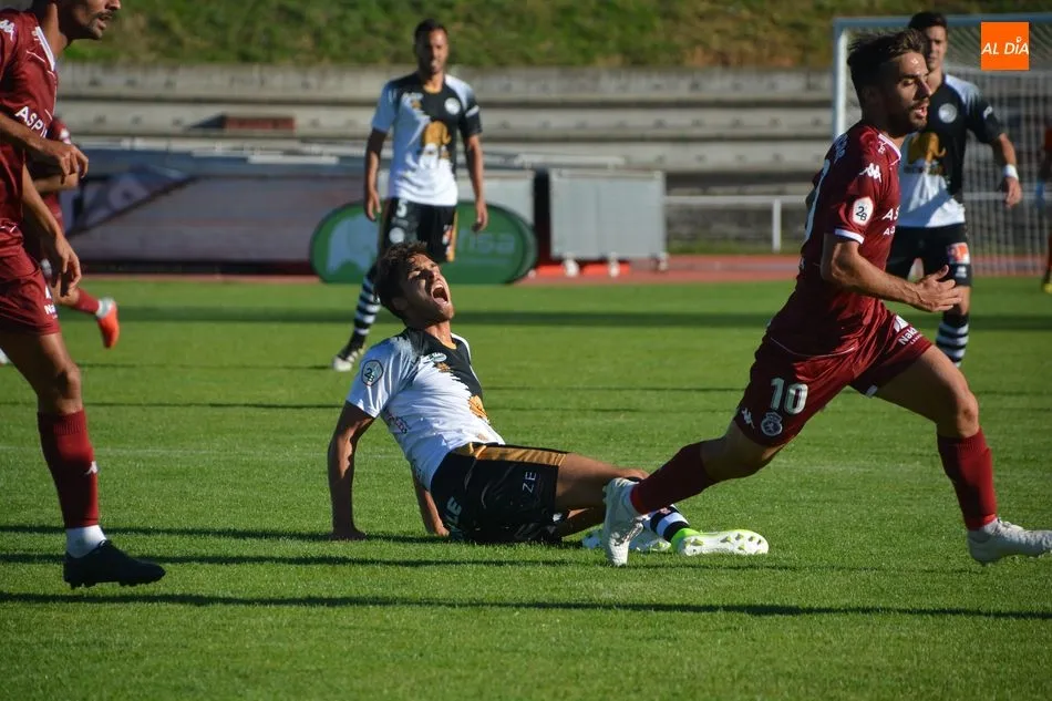 Ribelles grita desde el suelo durante el partido ante la Cultural / Archivo