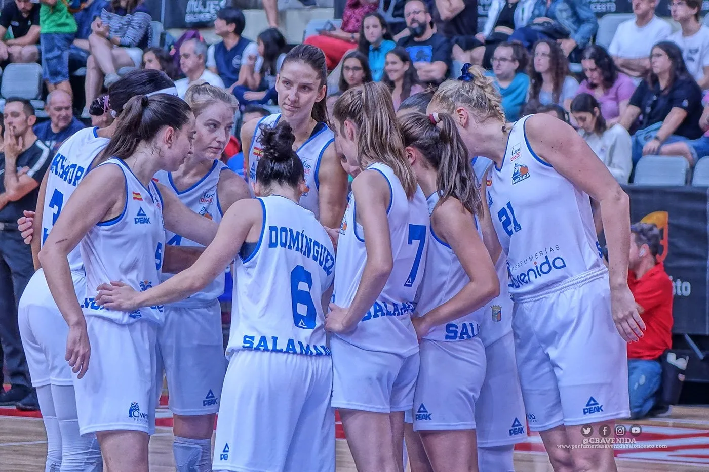 Conjura de las jugadoras de Perfumerías Avenida antes del partido / CB Avenida