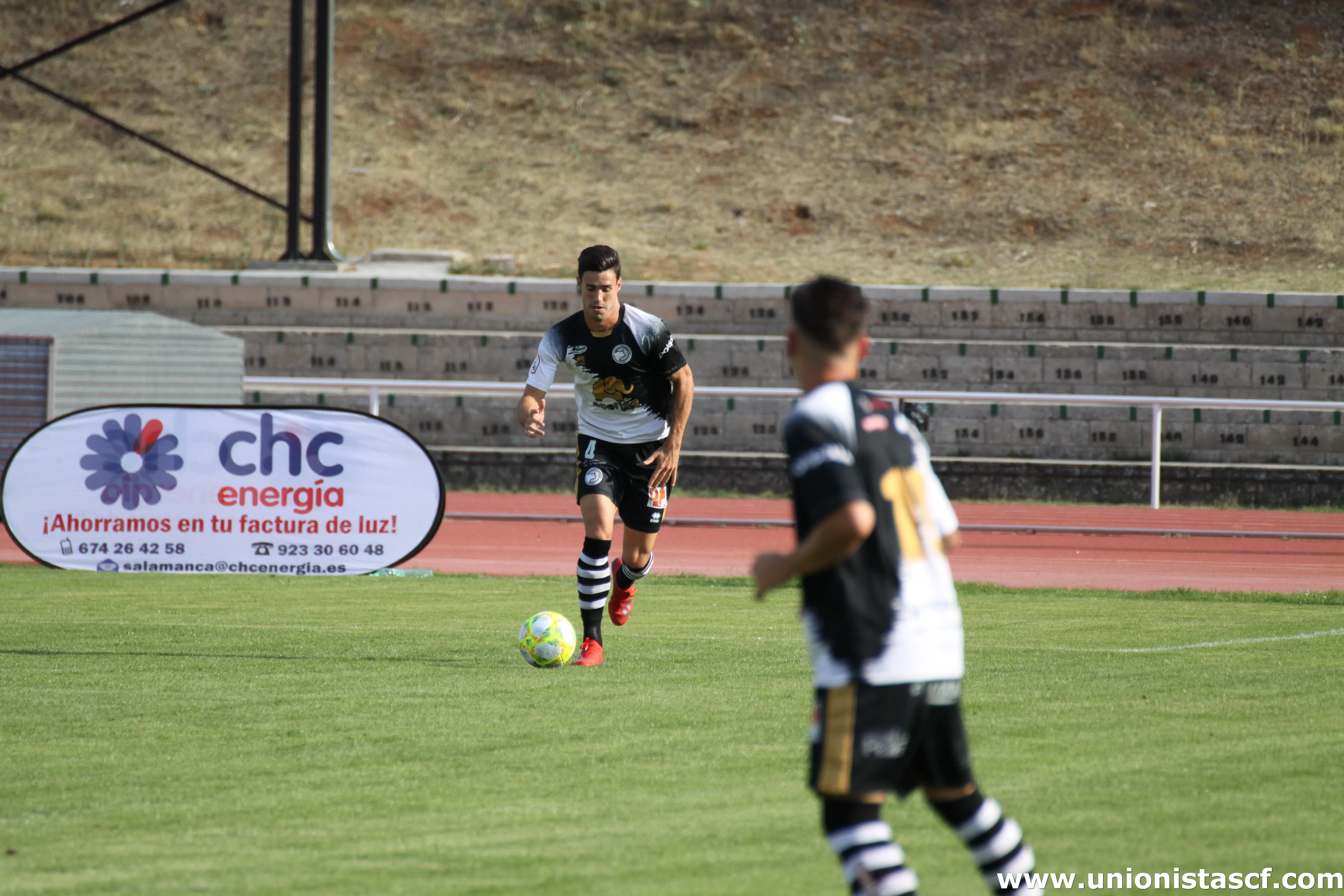 Zubiri, con el balón, durante un partido con Unionistas / Unionistas CF