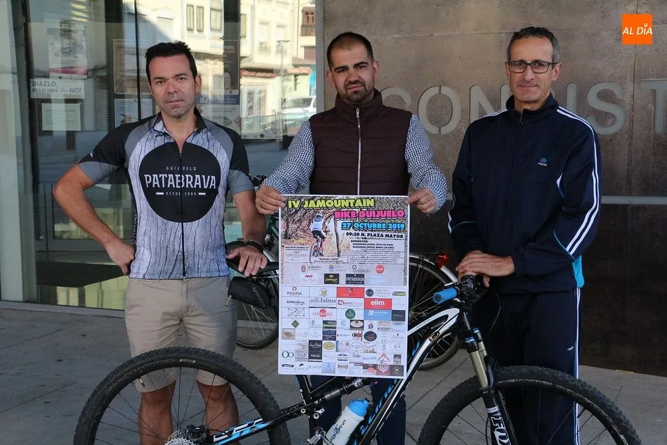 José Luis Gómez, del club Patabrava, el concejal de Deportes, Carlos Arasa, y el coordinador deportivo municipal, Melchor Herráez