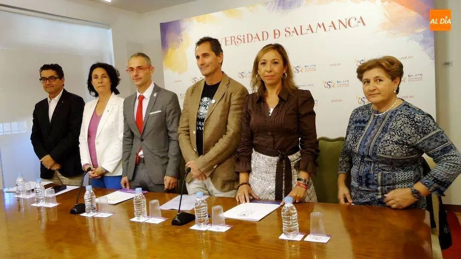 El rector de la USAL, Ricardo Rivero, y el director del IBFG, José Pérez-Martín, junto a otros miembros del CSIC y de la USAL