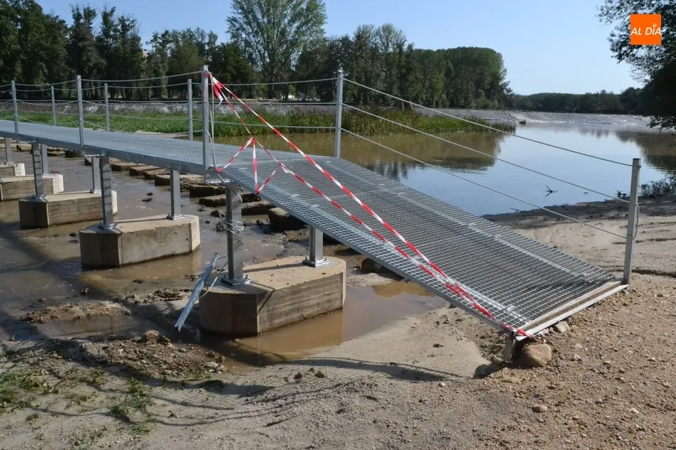Último día para atravesar el río por la pasarela montada en la zona de los pontones  