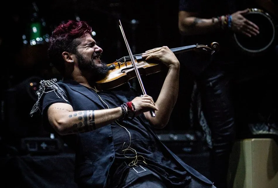 Strad, el joven violinista rebelde viene pisando fuerte y dispuesto a conquistar a todos los públicos