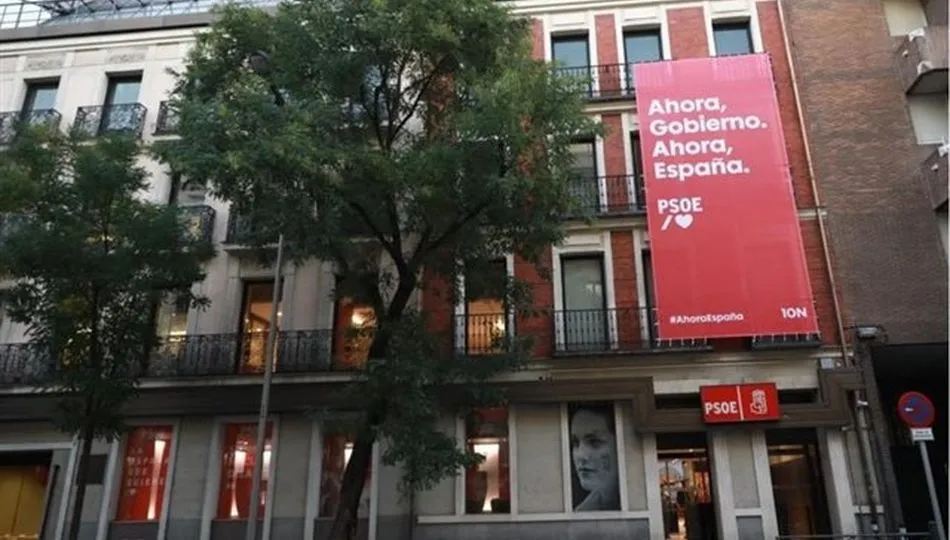 Pancarta instalada en la sede nacional del partido