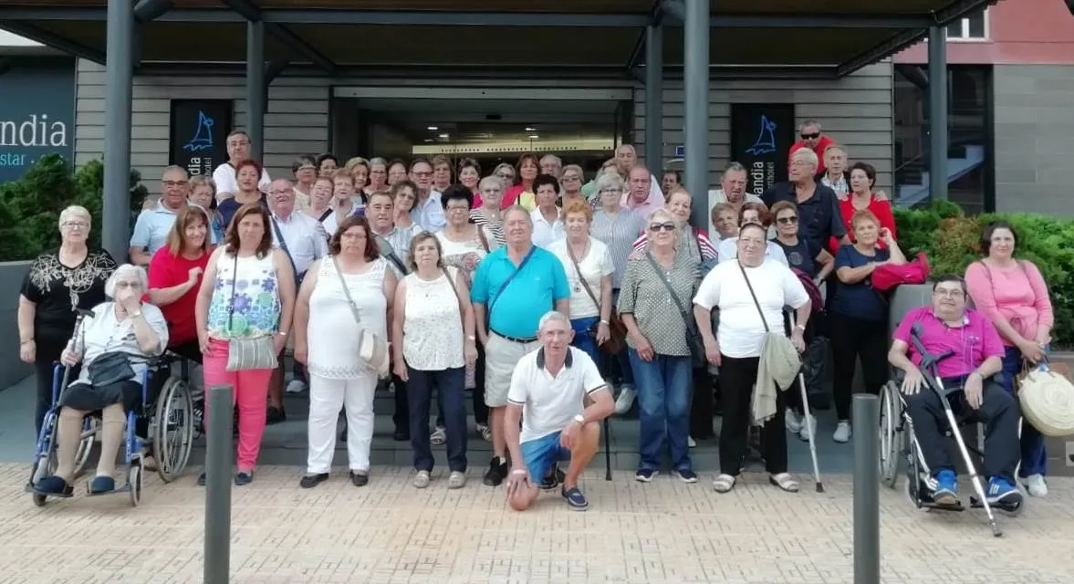 La AVV de El Puente y Huertas de la Artesa lleva a 62 personas a disfrutar de Peñíscola  