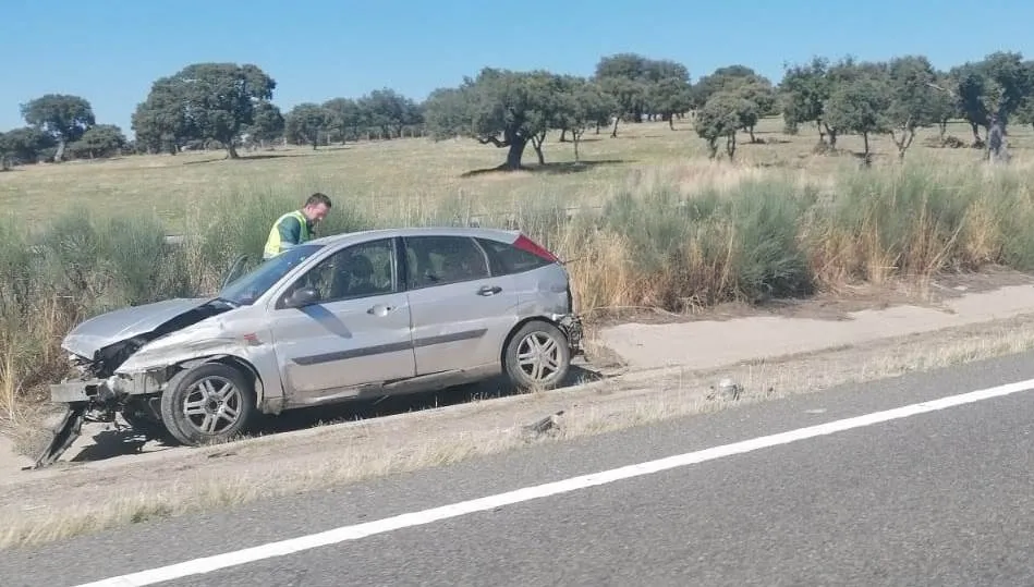 Foto 3 - Un turismo choca con un guardarra&iacute;l y queda parado en la mitad de la A-66, en Montejo