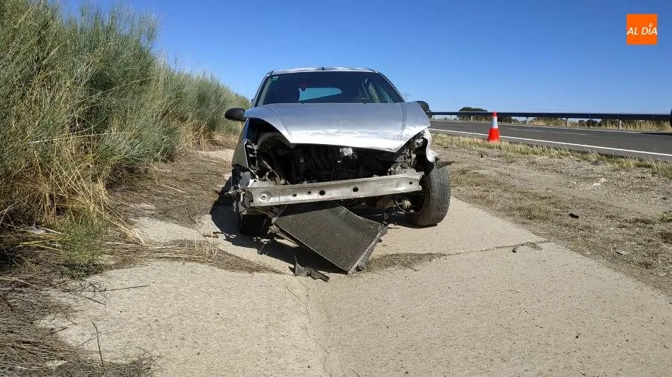 Foto 5 - Un turismo choca con un guardarra&iacute;l y queda parado en la mitad de la A-66, en Montejo