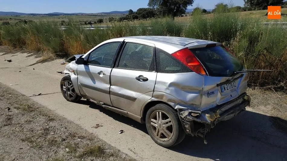 Foto 4 - Un turismo choca con un guardarra&iacute;l y queda parado en la mitad de la A-66, en Montejo