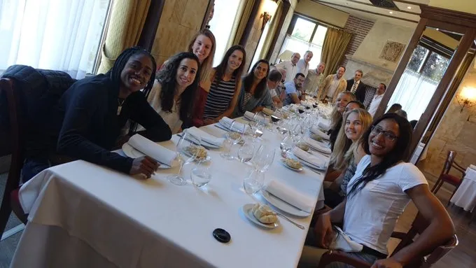 Foto de familia de los asistentes a la comida de bienvenida / CB Avenida