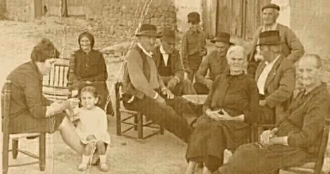 Las partidas de tute y las tertulias vecinales al caer la tarde