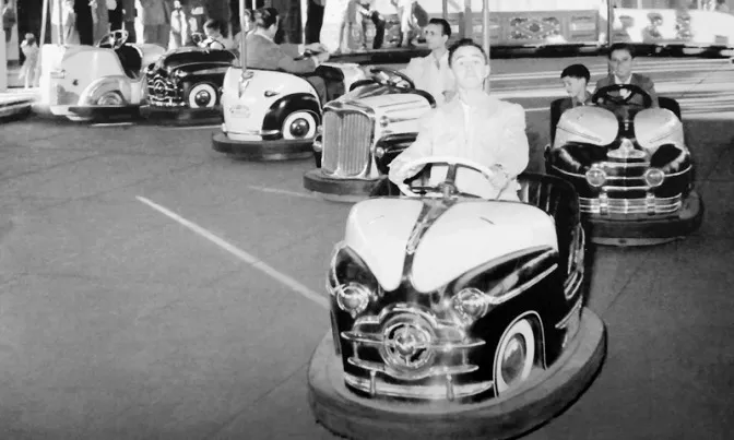 Coches chocones, tiovivos y atracciones de feria en otros tiempos