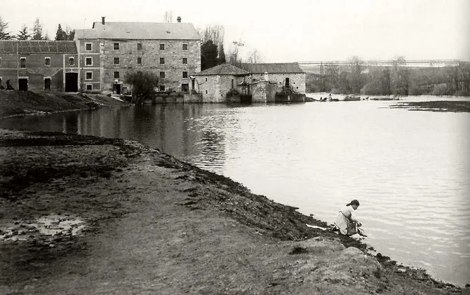 Imagen de Tejares cuando aún era un pueblo, al fondo el antiguo molino, construido en los primeros años del siglo XX
