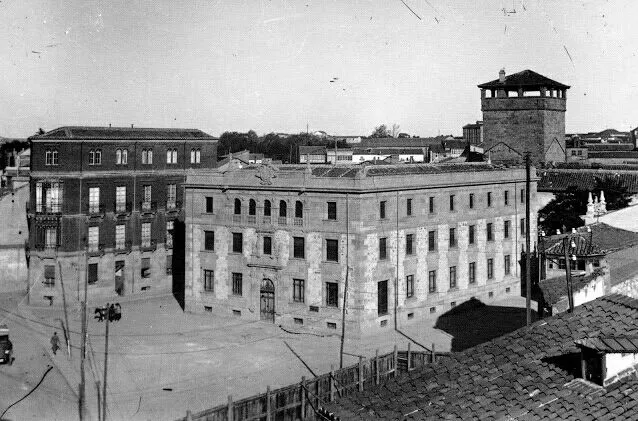 Plaza de Santa Eulalia, edificio de Correos y al fondo a la derecha, el palacio de Fermoselle, con su Torre del Aire