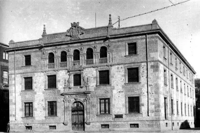 Foto 2 - El edificio de Correos en la plaza de Santa Eulalia  