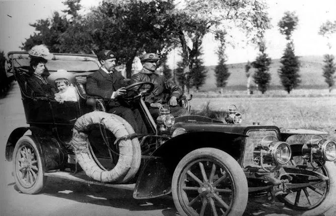 Un Panhard Levassor de una familia salmantina, fotografía de Venancio Gombau