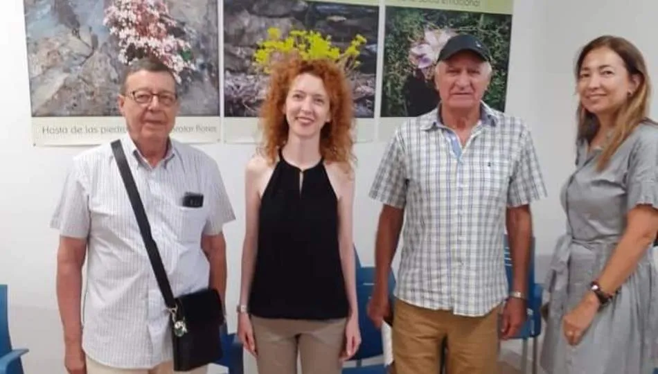 La concejala de Familia e Igualdad de Oportunidades del Ayuntamiento de Salamanca, Ana Suárez, acompañada de diversos representantes de la Asociación El Teléfono de la Esperanza