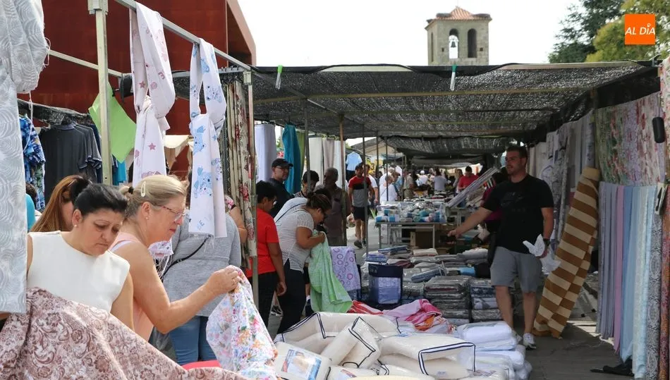 Sábanas, toallas, lencería, calzado, fruta, hortalizas, bacalao salado, etc., son solo algunos de los productos qeu se pueden adquirir en Trabanca / CORRAL
