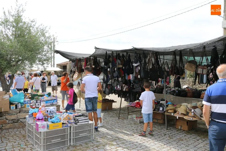 Foto 11 - Multitudinario mercadillo portugu&eacute;s en Trabanca para despedir el verano  