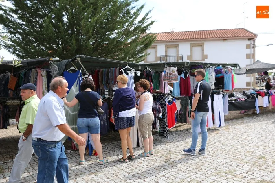 Foto 10 - Multitudinario mercadillo portugu&eacute;s en Trabanca para despedir el verano  