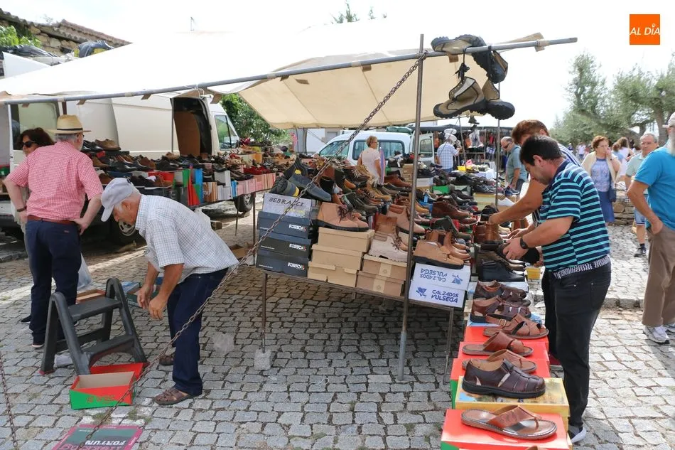 Foto 9 - Multitudinario mercadillo portugu&eacute;s en Trabanca para despedir el verano  