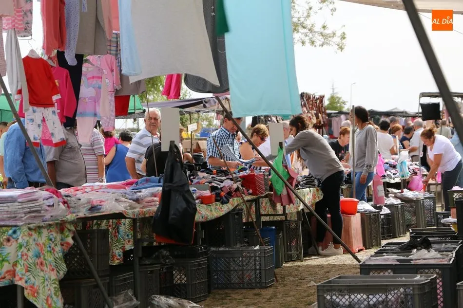 Foto 8 - Multitudinario mercadillo portugu&eacute;s en Trabanca para despedir el verano  