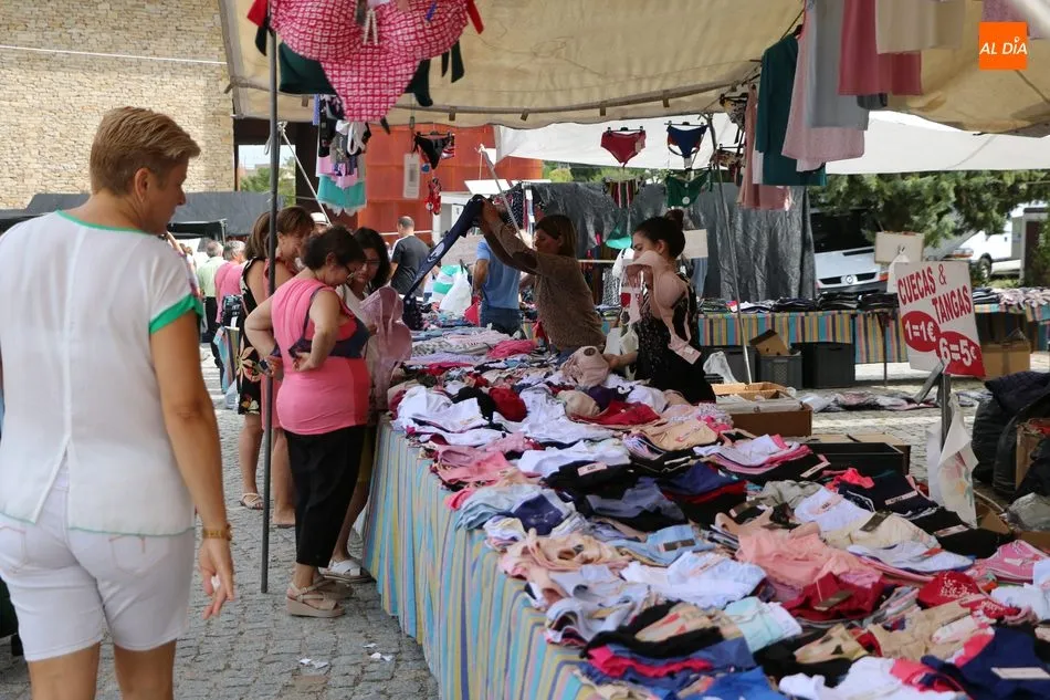 Foto 7 - Multitudinario mercadillo portugu&eacute;s en Trabanca para despedir el verano  