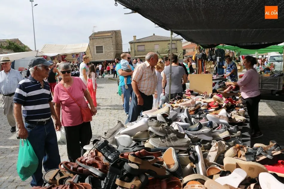 Foto 6 - Multitudinario mercadillo portugu&eacute;s en Trabanca para despedir el verano  