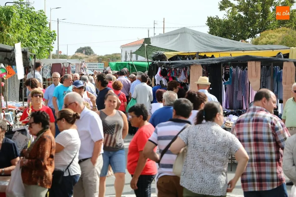 Foto 5 - Multitudinario mercadillo portugu&eacute;s en Trabanca para despedir el verano  