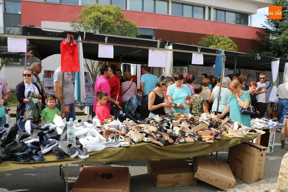 Foto 4 - Multitudinario mercadillo portugu&eacute;s en Trabanca para despedir el verano  