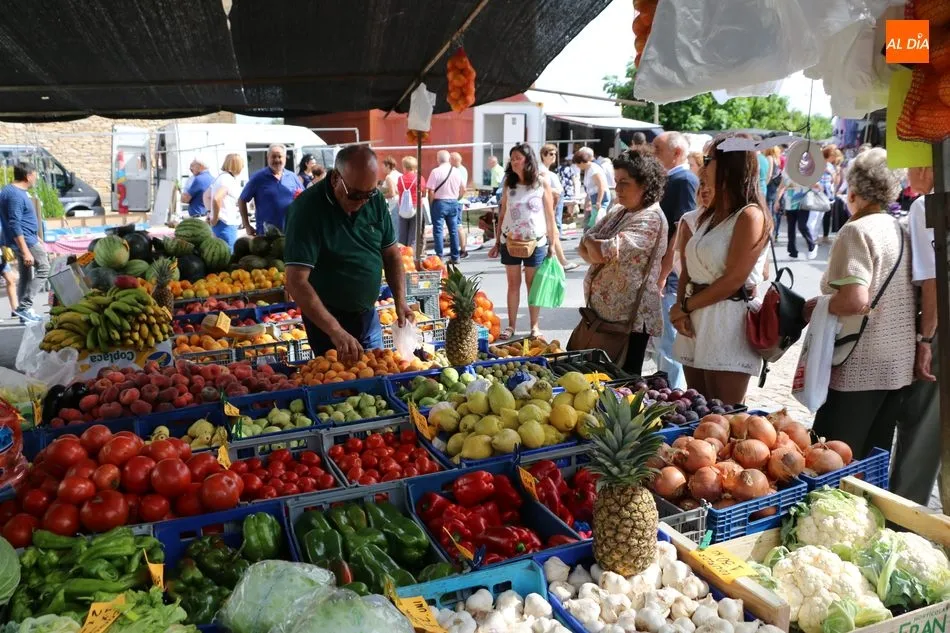 Foto 3 - Multitudinario mercadillo portugu&eacute;s en Trabanca para despedir el verano  