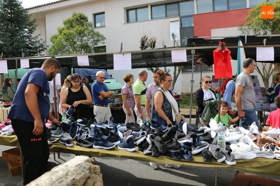 Foto 2 - Multitudinario mercadillo portugu&eacute;s en Trabanca para despedir el verano  