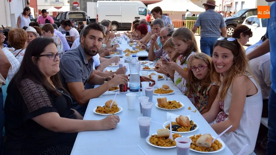 Foto 4 - Lumbrales vive su ultima cita festiva del verano con la Feria hort&iacute;cola y una paella popular