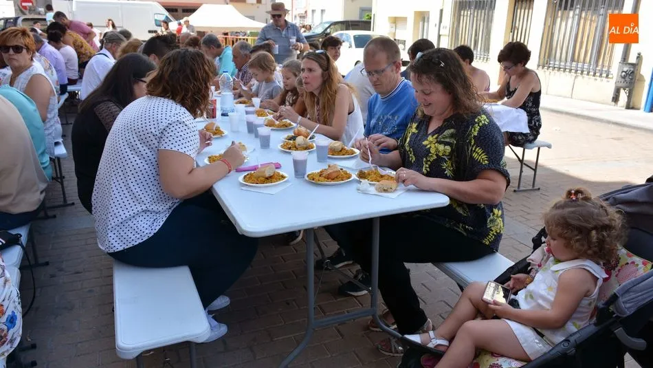 Foto 3 - Lumbrales vive su ultima cita festiva del verano con la Feria hort&iacute;cola y una paella popular