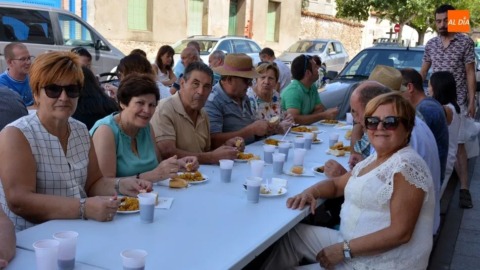 Foto 2 - Lumbrales vive su ultima cita festiva del verano con la Feria hort&iacute;cola y una paella popular