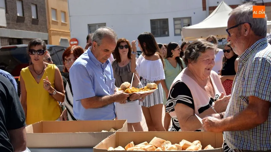 Foto 11 - Lumbrales vive su ultima cita festiva del verano con la Feria hort&iacute;cola y una paella popular