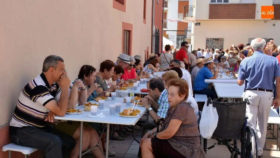 Foto 10 - Lumbrales vive su ultima cita festiva del verano con la Feria hort&iacute;cola y una paella popular