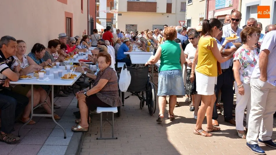 Foto 9 - Lumbrales vive su ultima cita festiva del verano con la Feria hort&iacute;cola y una paella popular
