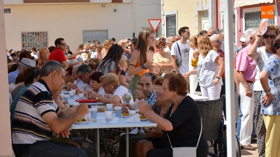 Foto 8 - Lumbrales vive su ultima cita festiva del verano con la Feria hort&iacute;cola y una paella popular