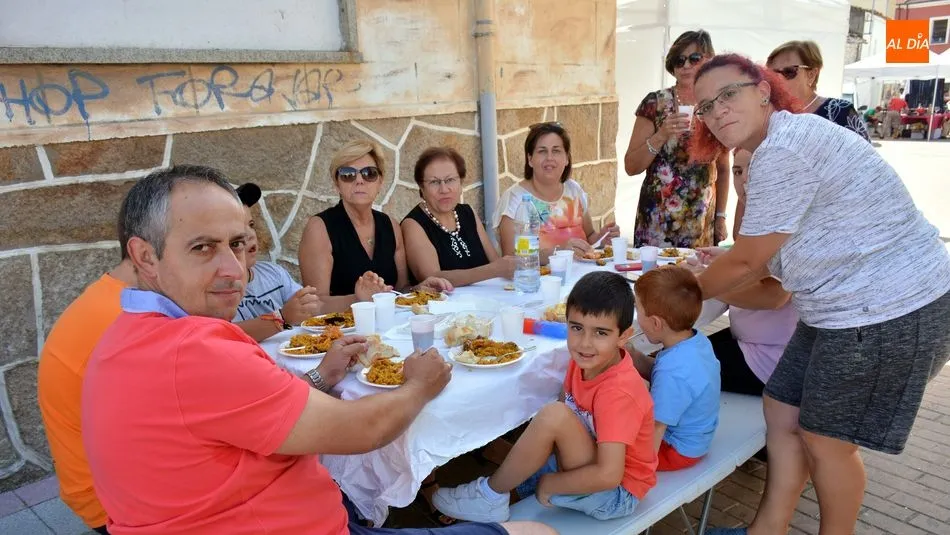Foto 7 - Lumbrales vive su ultima cita festiva del verano con la Feria hort&iacute;cola y una paella popular
