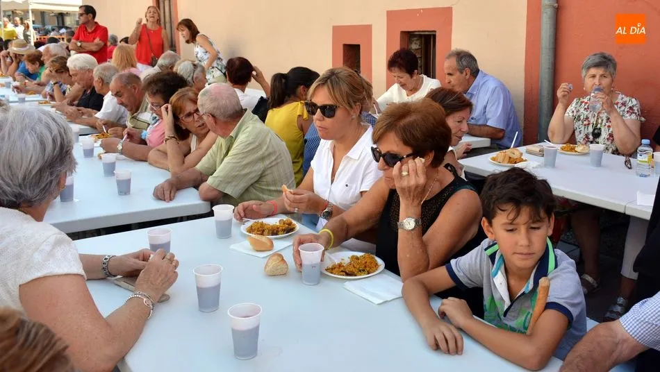 Foto 5 - Lumbrales vive su ultima cita festiva del verano con la Feria hort&iacute;cola y una paella popular