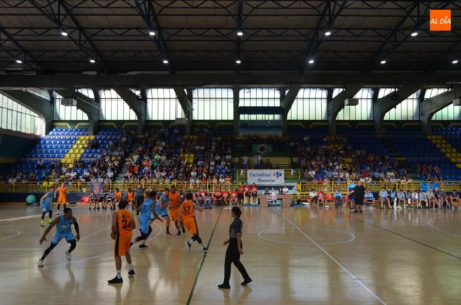 Foto 11 - Los palentinos se alzan con la victoria en un trepidante partido de baloncesto contra el Estudiantes