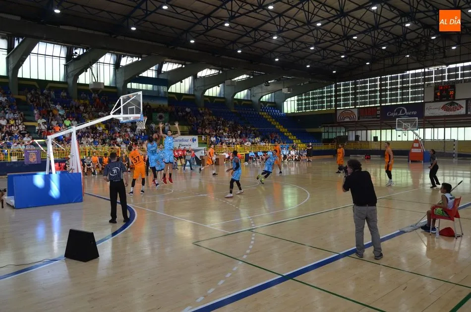 Foto 10 - Los palentinos se alzan con la victoria en un trepidante partido de baloncesto contra el Estudiantes