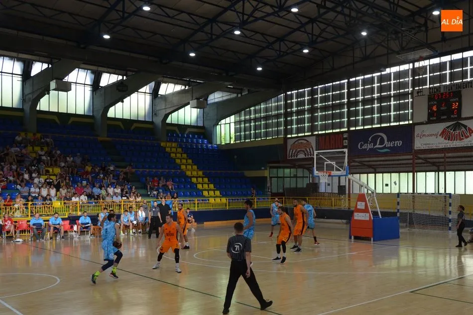 Foto 6 - Los palentinos se alzan con la victoria en un trepidante partido de baloncesto contra el Estudiantes