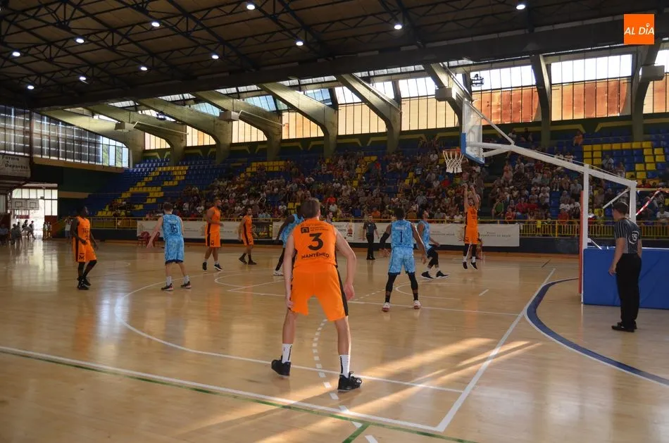 Foto 5 - Los palentinos se alzan con la victoria en un trepidante partido de baloncesto contra el Estudiantes