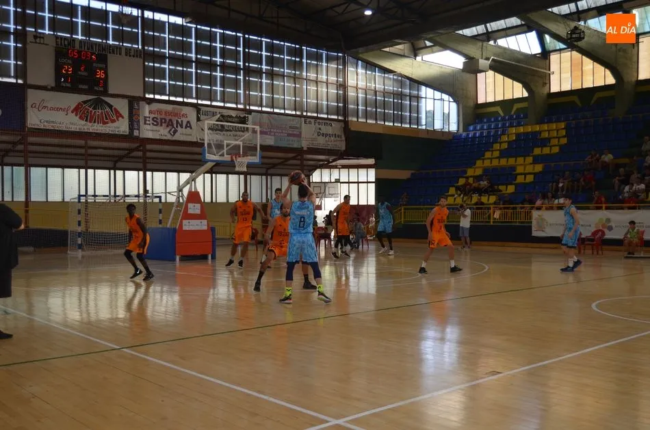 Foto 4 - Los palentinos se alzan con la victoria en un trepidante partido de baloncesto contra el Estudiantes