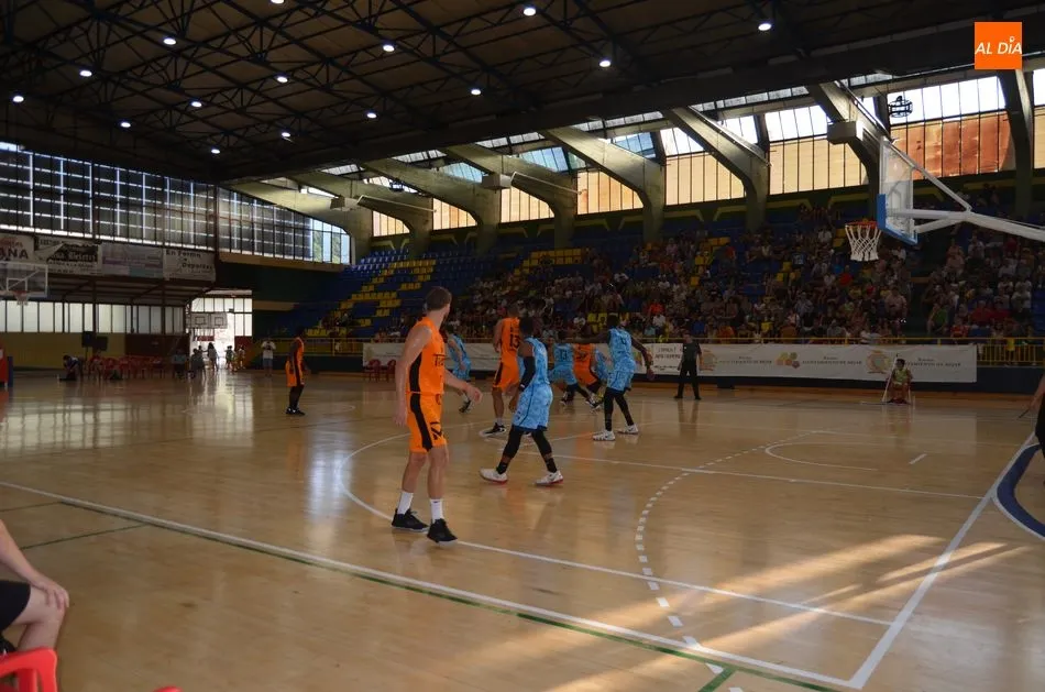 Foto 3 - Los palentinos se alzan con la victoria en un trepidante partido de baloncesto contra el Estudiantes